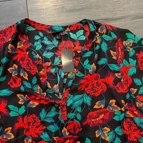 NWT Torrid Georgette Hi Low Floral Tunic Blouse V Neck Black Red Size 2 2X - Picture 3 of 6
